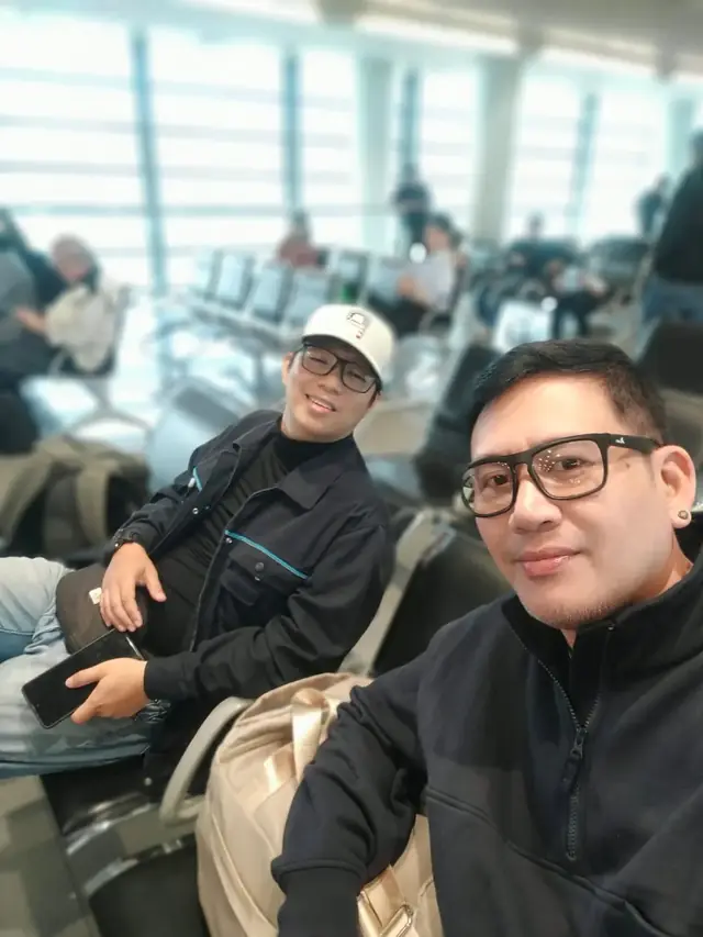 Two travelers taking a selfie in the departure lounge
